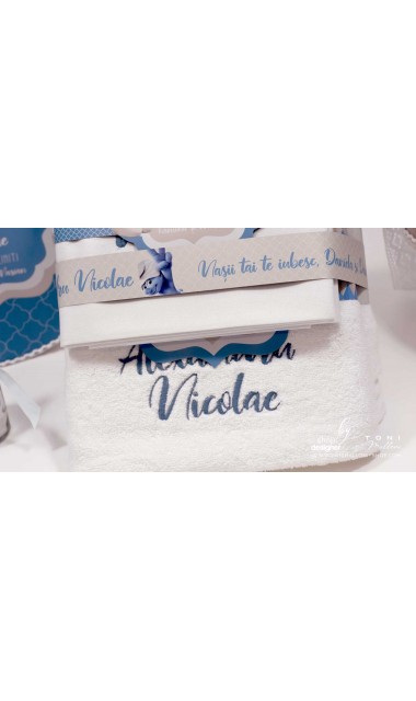 Trusou botez cu strumfii si broderie personalizata in nuante de crem si albastru Bebe Strumf 11